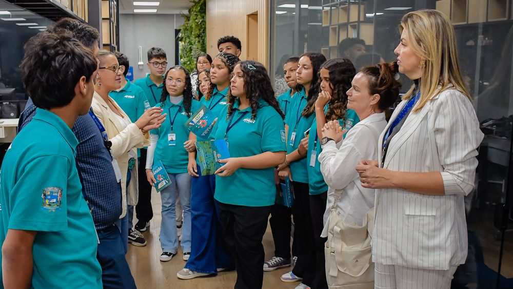 Adolescentes do Parlamento Jovem de São Sebastião visitam a Câmara de São José dos Campos