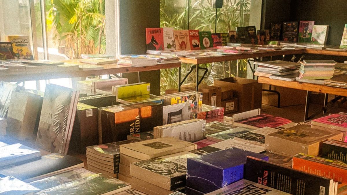 Na falta da FLIM, livraria em obras monta espaço de resistência com feira do 'Livro Livre' e mais de 5 mil exemplares