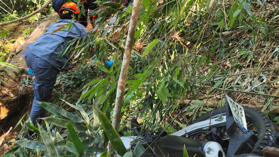 Queda de moto em ribanceira na Oswaldo Cruz deixa uma morte e um ferido grave em Ubatuba