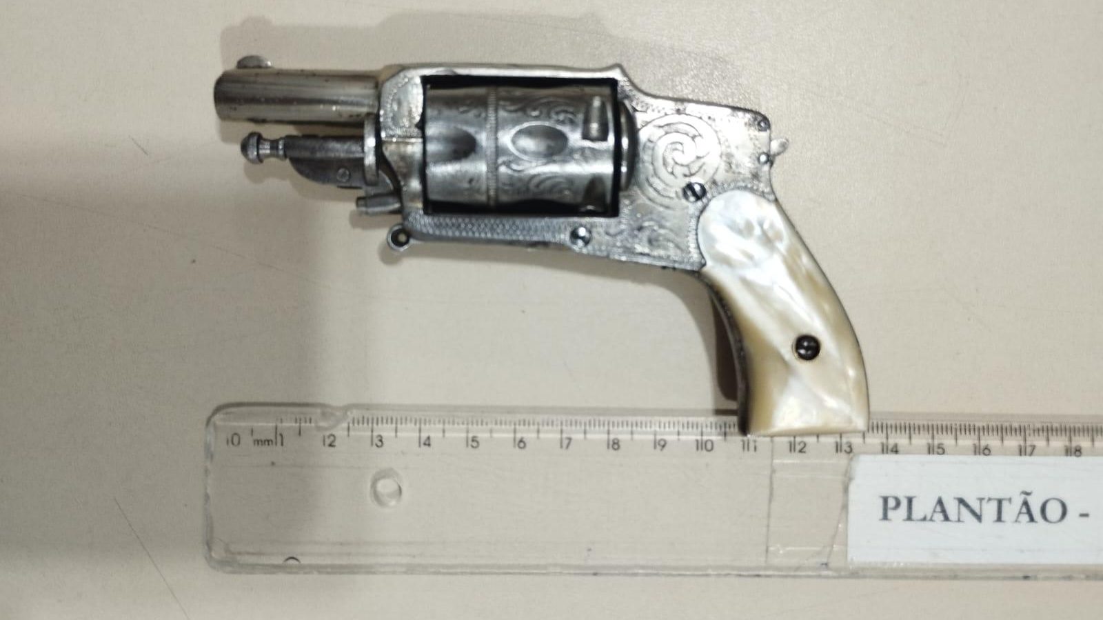 Funcionário reage, desarma e espanta assaltantes durante assalto a farmácia