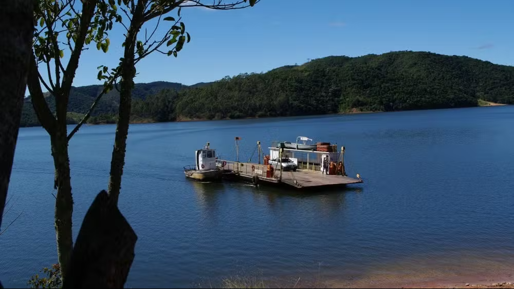 Caminhão de lixo cai de balsa em represa de Natividade da Serra