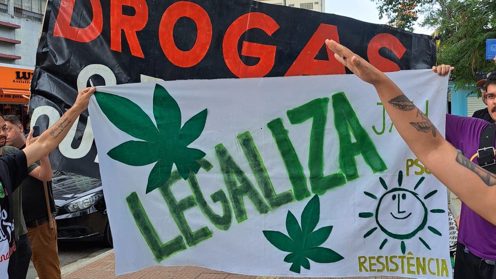 manifestantes da marcha da maconha em sjc com cartazes de "legaliza"