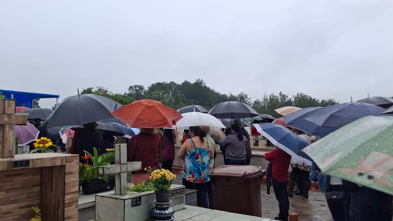Cemitérios de SJC têm alto movimento mesmo sob chuva no Dia de Finados