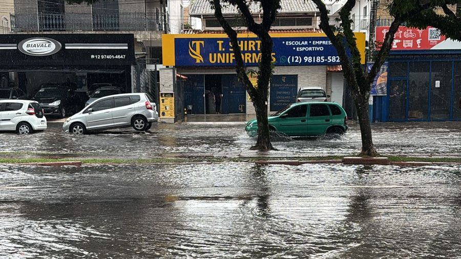 Chuva forte causa alagamentos em São José dos Campos