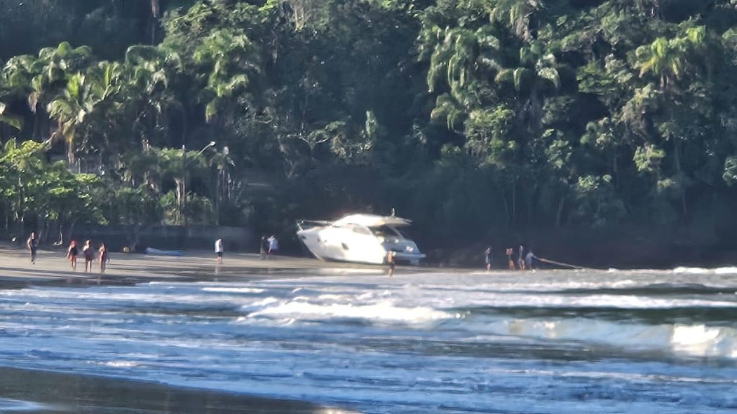 Lancha encalha na Praia do Lázaro durante ressaca em Ubatuba