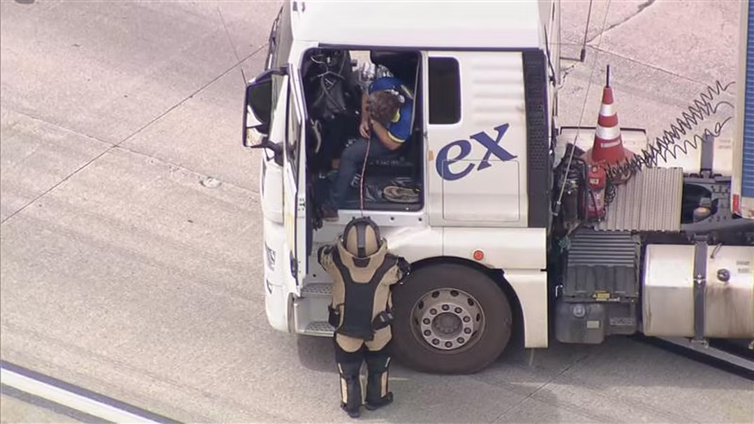 Motorista é retirado de carreta com suspeita de bombas no Rodoanel
