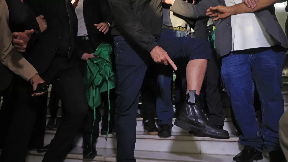 Moraes diz que Bolsonaro tentou romper tornozeleira para 'garantir êxito em sua fuga'