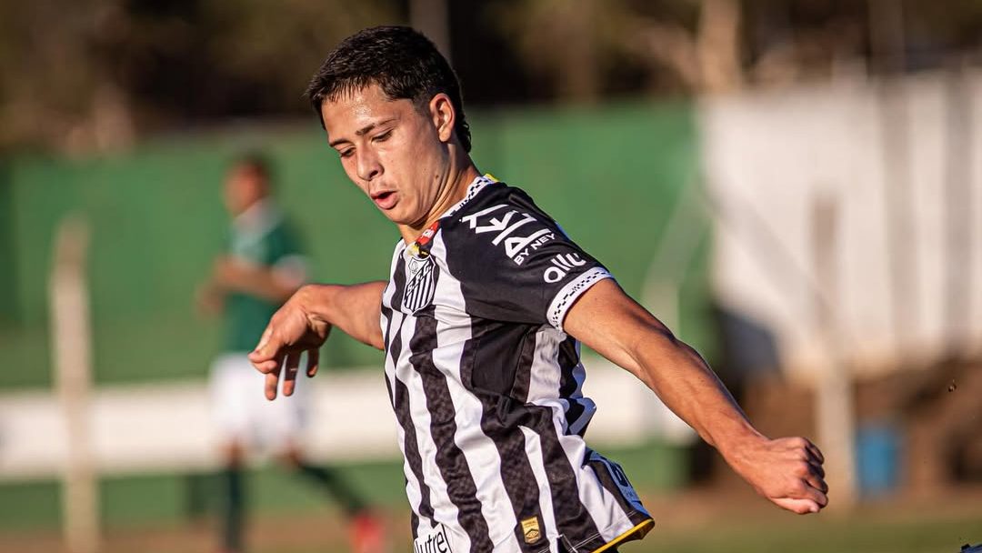 Joseense de 16 anos busca sonho no Santos: 'Quero me tornar espelho'