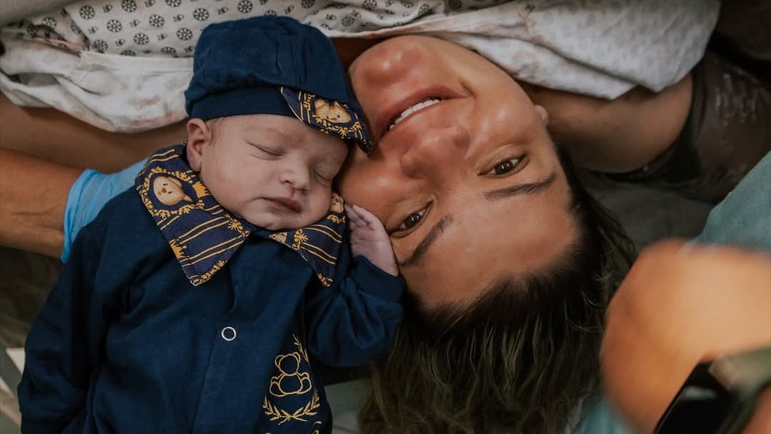 Mãe se torna doadora após filho recém-nascido depender do Banco de Leite Humano para se recuperar