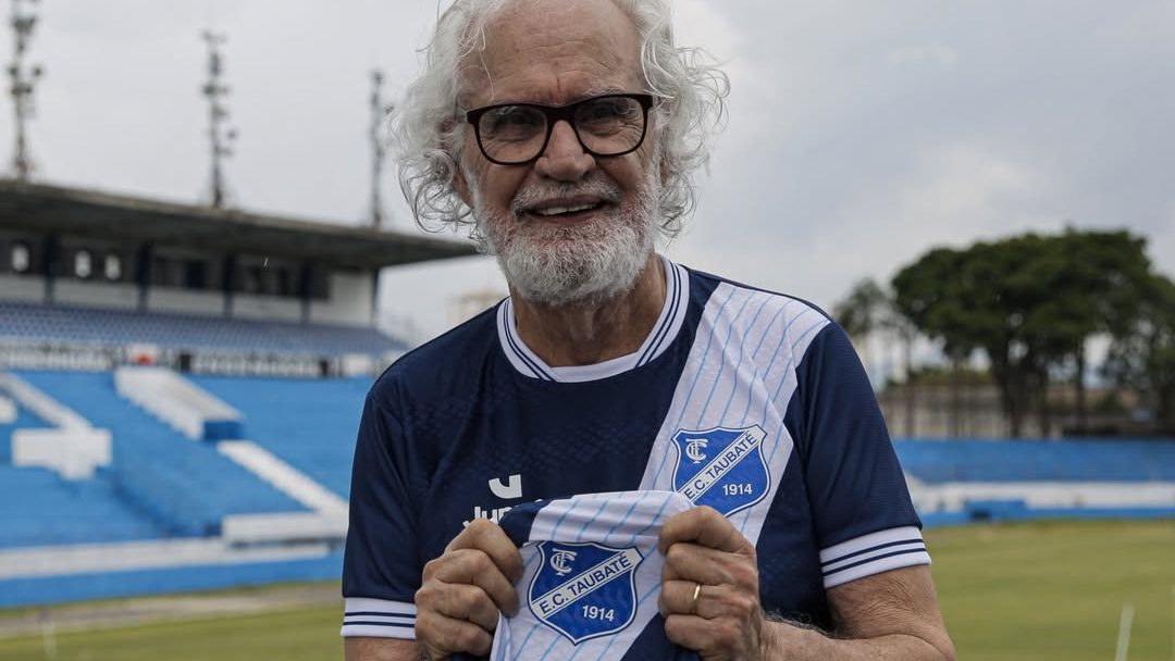 Taubaté homenageia Renato Teixeira com novo uniforme e placa no Joaquinzão