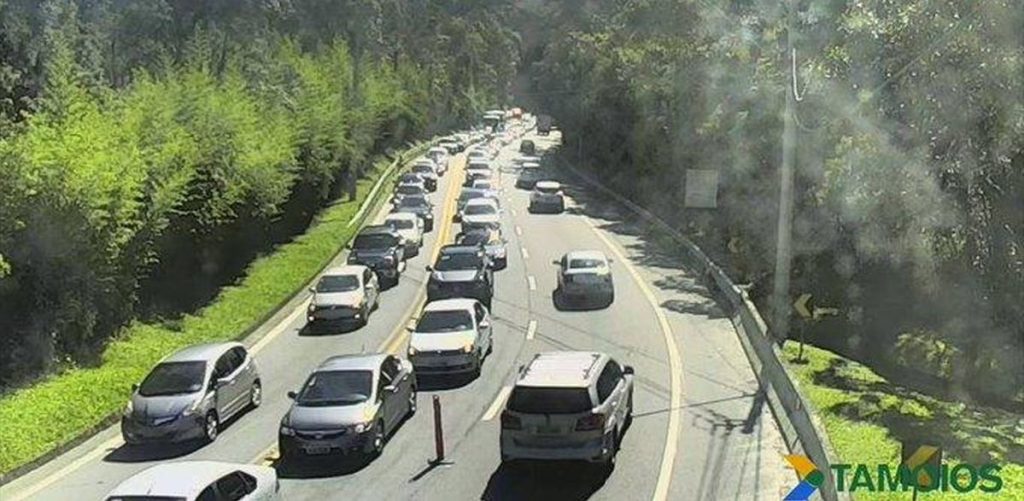 Excesso de veículos deve continuar nos próximos dias nas estradas que cortam a região do Vale do Paraíba