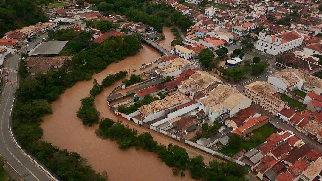 Rio transborda e coloca São Luiz do Paraitinga em alerta; seis famílias estão desalojadas