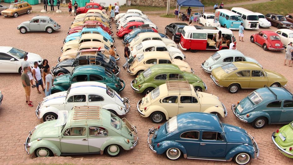 Exposição no estacionamento de shopping em SJC celebra o Dia Nacional do Fusca