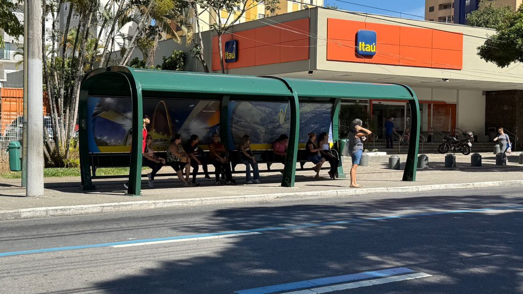 Paralisação na Saens Peña deixa ônibus fora de circulação em São José dos Campos