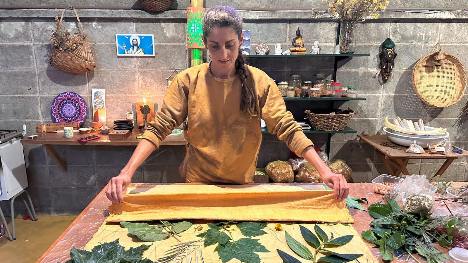 Artista imprime flores e folhas em tecidos e cria inventários lúdicos da flora na região
