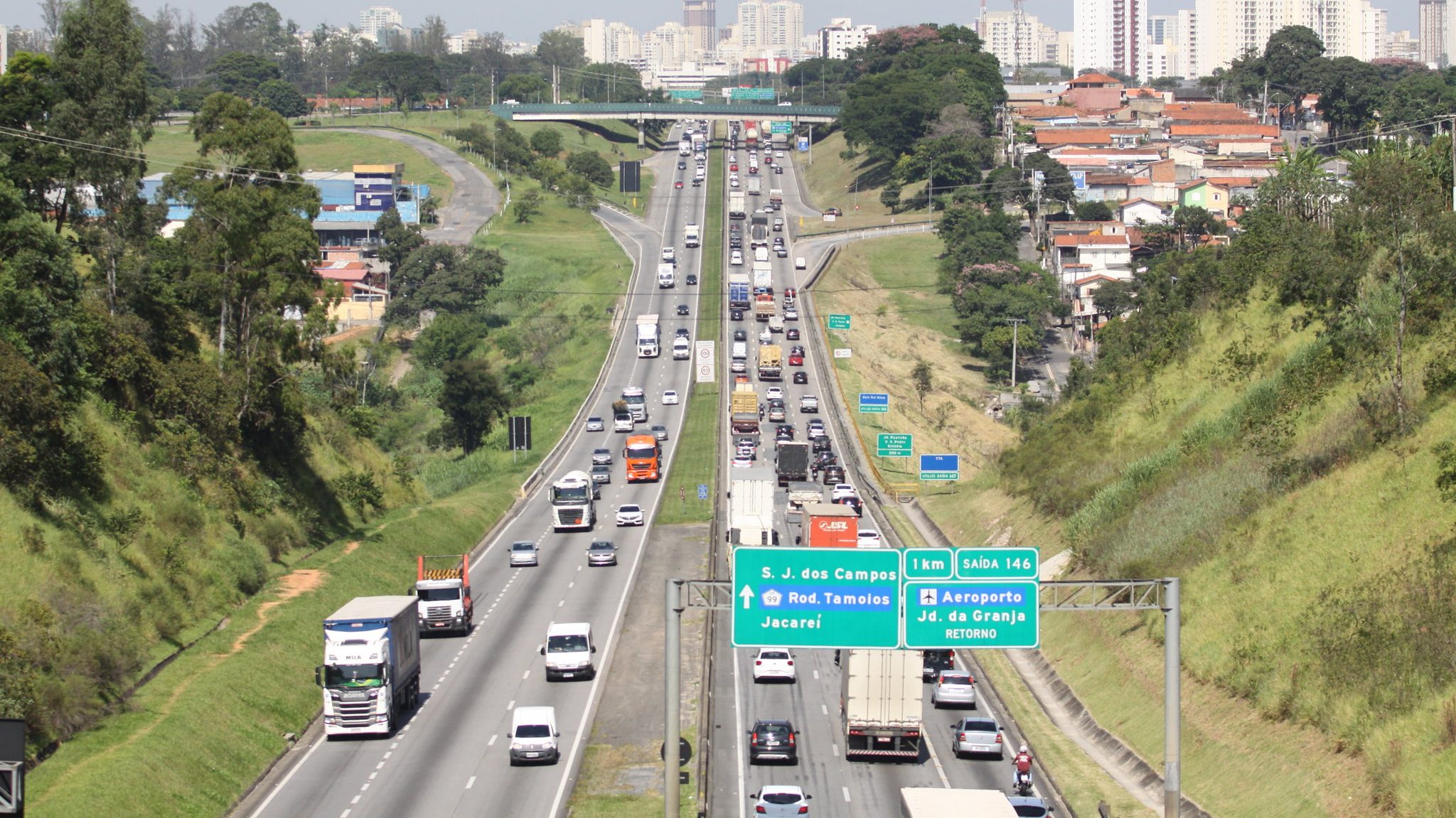Quase 600 mil veículos devem passar pela Dutra no Carnaval; veja horários de pico nas estradas e orientações