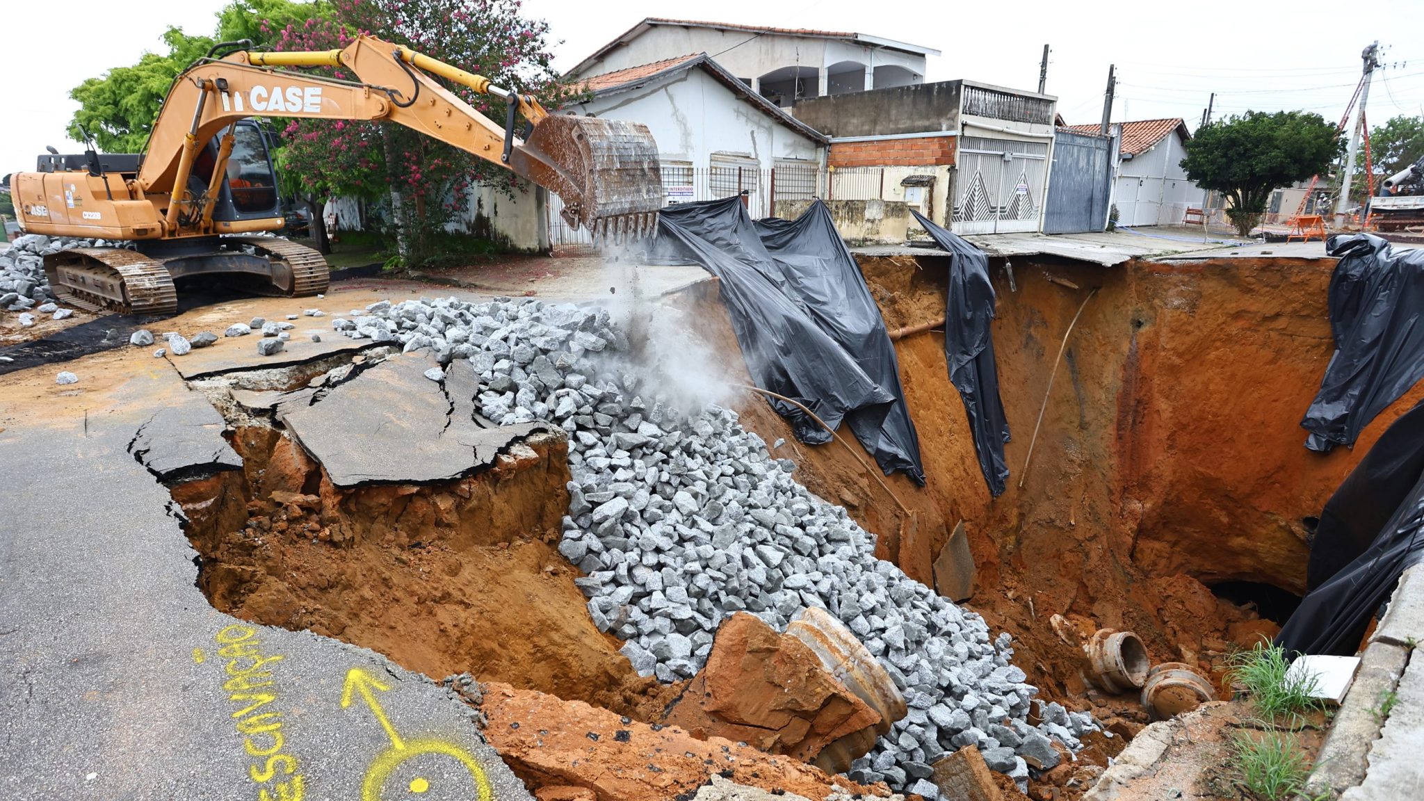 Prefeitura de SJC inicia obra em cratera no Jardim Imperial; via terá nova drenagem