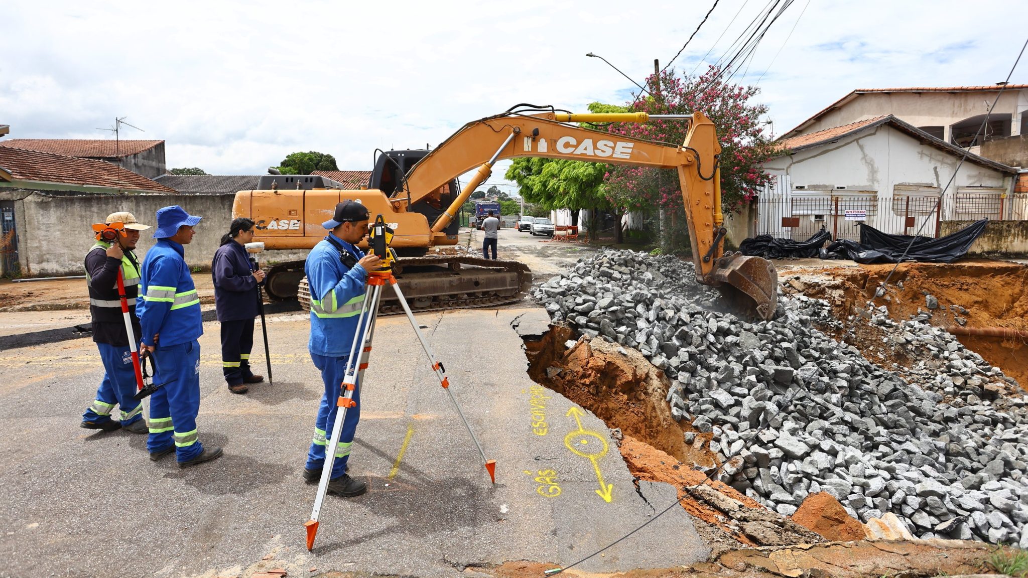 Primeira fase de obras da cratera no Jardim Imperial deve durar 10 dias; volta de moradores depende de conclusão da etapa