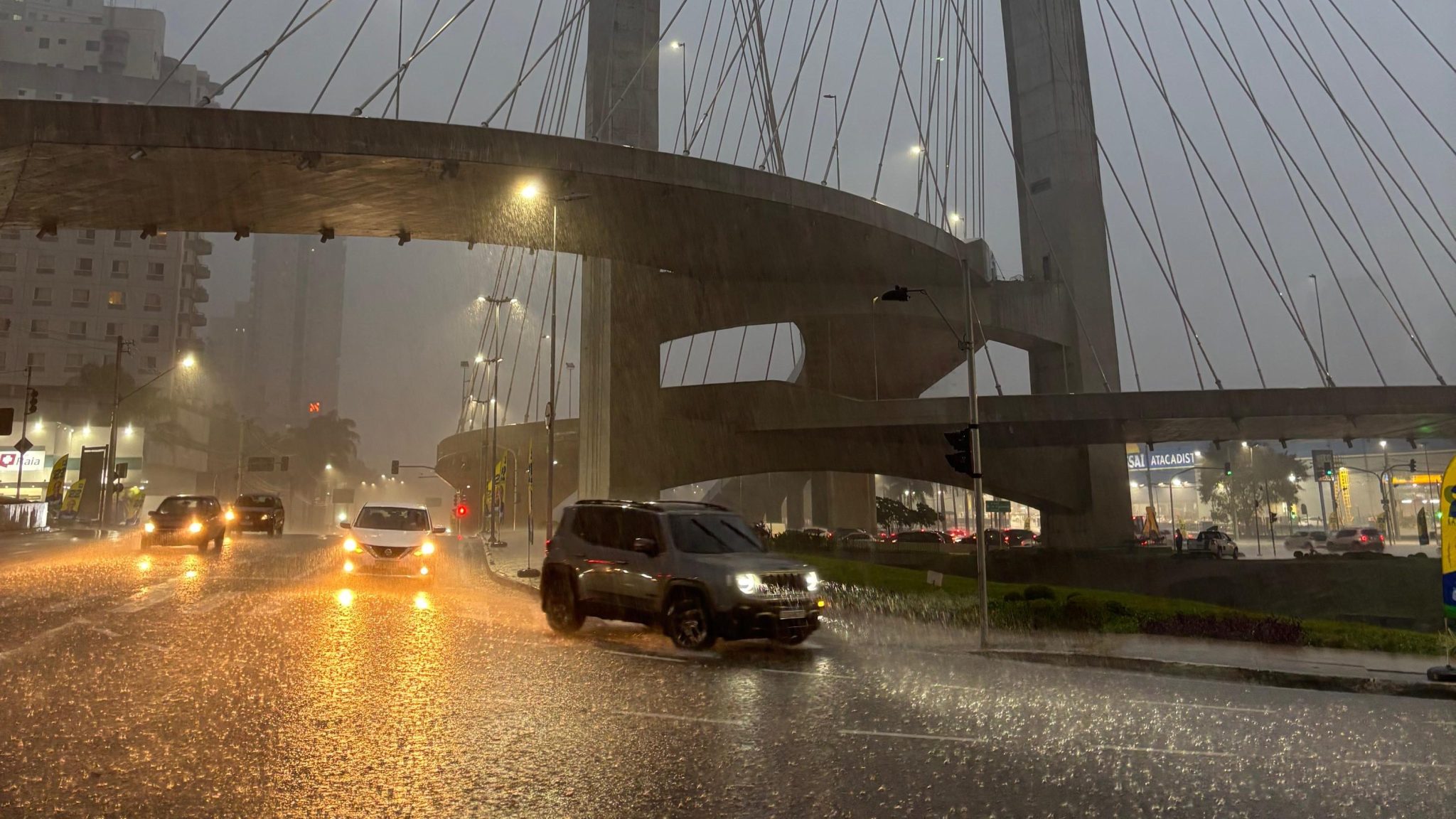 Foto da Ponte Estaiada, em São José, durante tarde chuvosa, fazendo referência às chuvas podem atingir o Vale do Paraíba nesta quinta e sexta