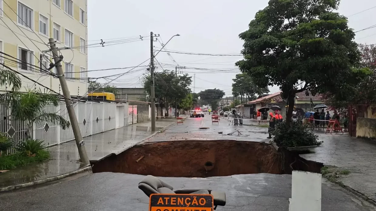 Nova cratera interdita casas e prédio com 34 apartamentos na zona sul de São José