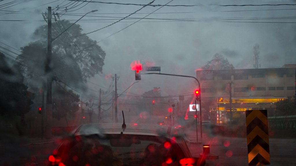 Inmet coloca Vale do Paraíba em alerta máximo para chuvas fortes no fim de semana