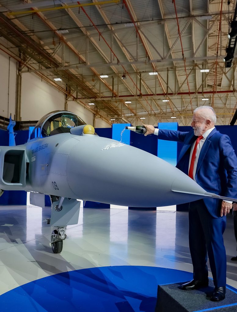Novo caça brasileiro faz voo inaugural e ‘escolta’ Lula no céu; veja fotos