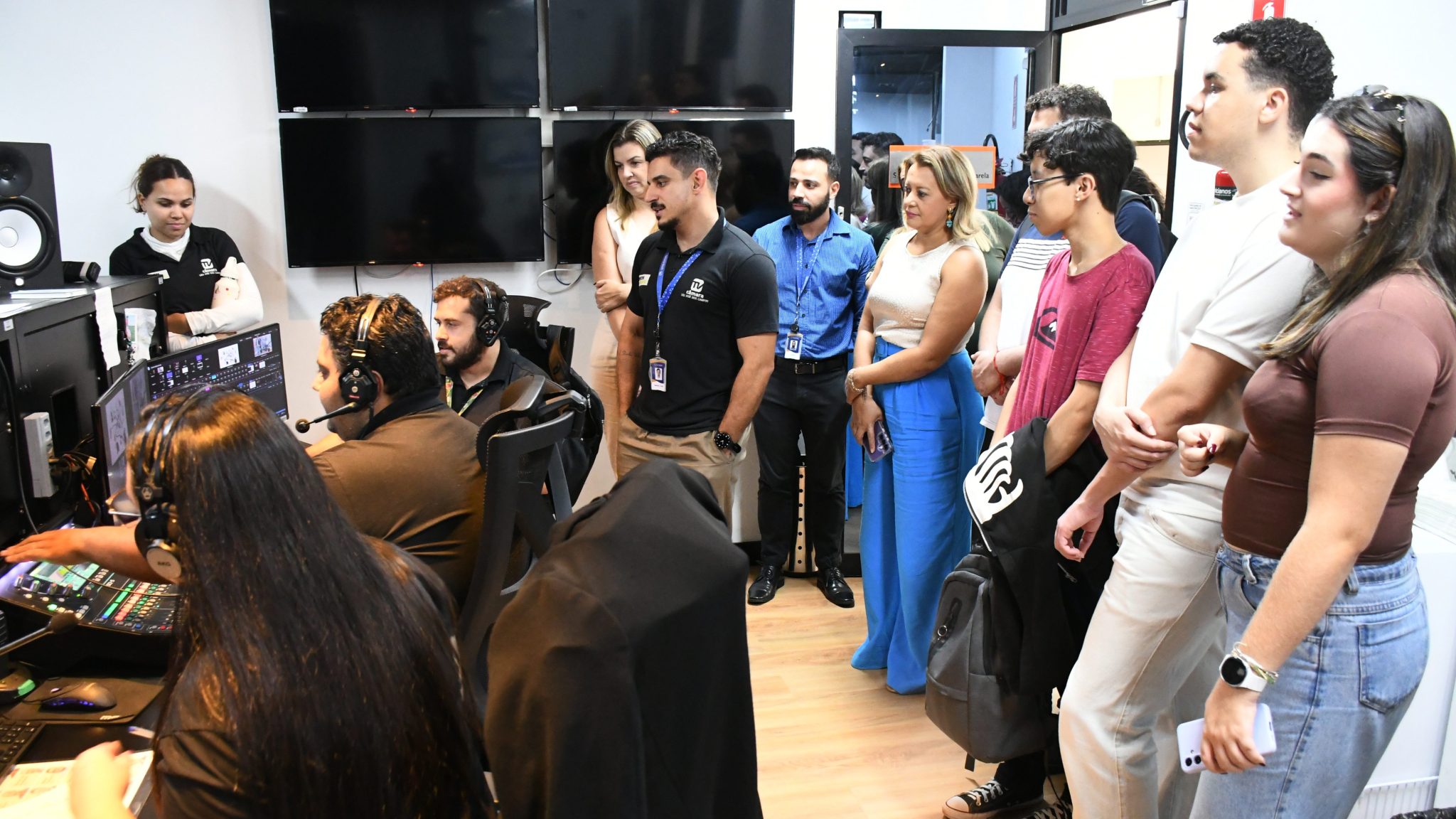 Estudantes universitários de comunicação visitam a TV Câmara