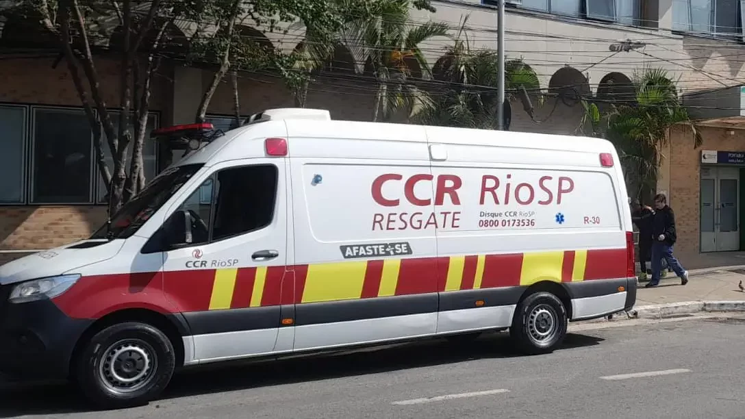 Quadrilha armada invade base da RioSP na Dutra, rouba fios e foge com ambulância em Roseira