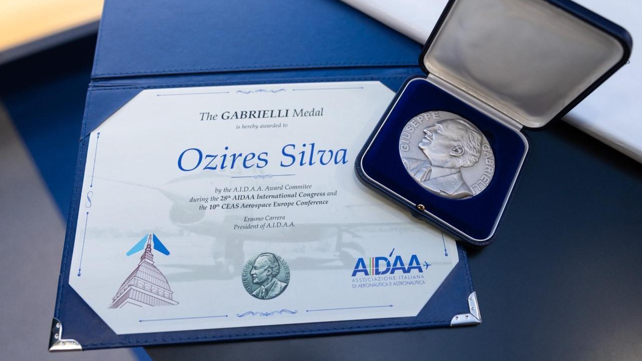 Aos 95 anos, Ozires Silva, fundador da Embraer, recebe homenagem na Itália por contribuição à aviação
