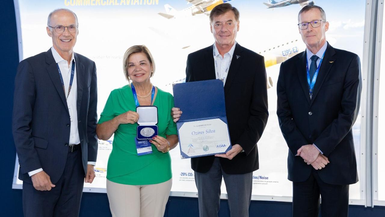 Aos 95 anos, Ozires Silva, fundador da Embraer, recebe homenagem na Itália por contribuição à aviação
