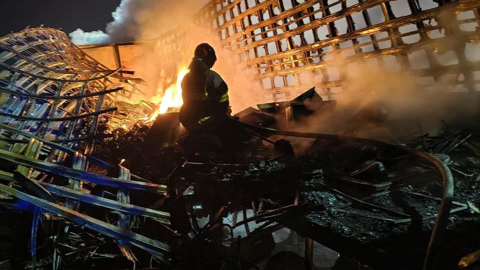 Encomendas do Mercado Livre viram cinzas após incêndio em caminhão na Dutra, em Jacareí