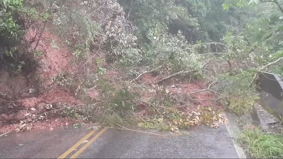 Chuva causa queda de barreira e interdita Estrada do Macuco, em Taubaté
