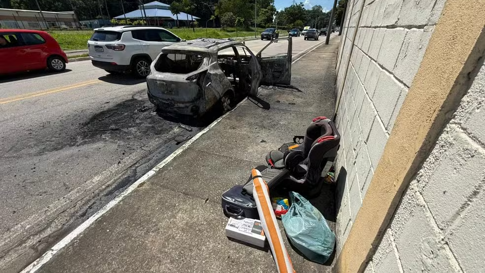 Carro pega fogo na Via Oeste em São José e fica destruído; motorista sai ileso