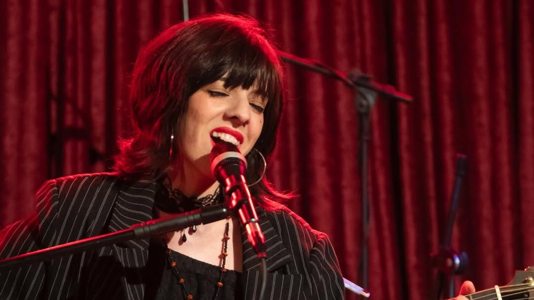 Sensação no TikTok, Luna Di apresenta tributo a Edith Piaf de graça em Taubaté