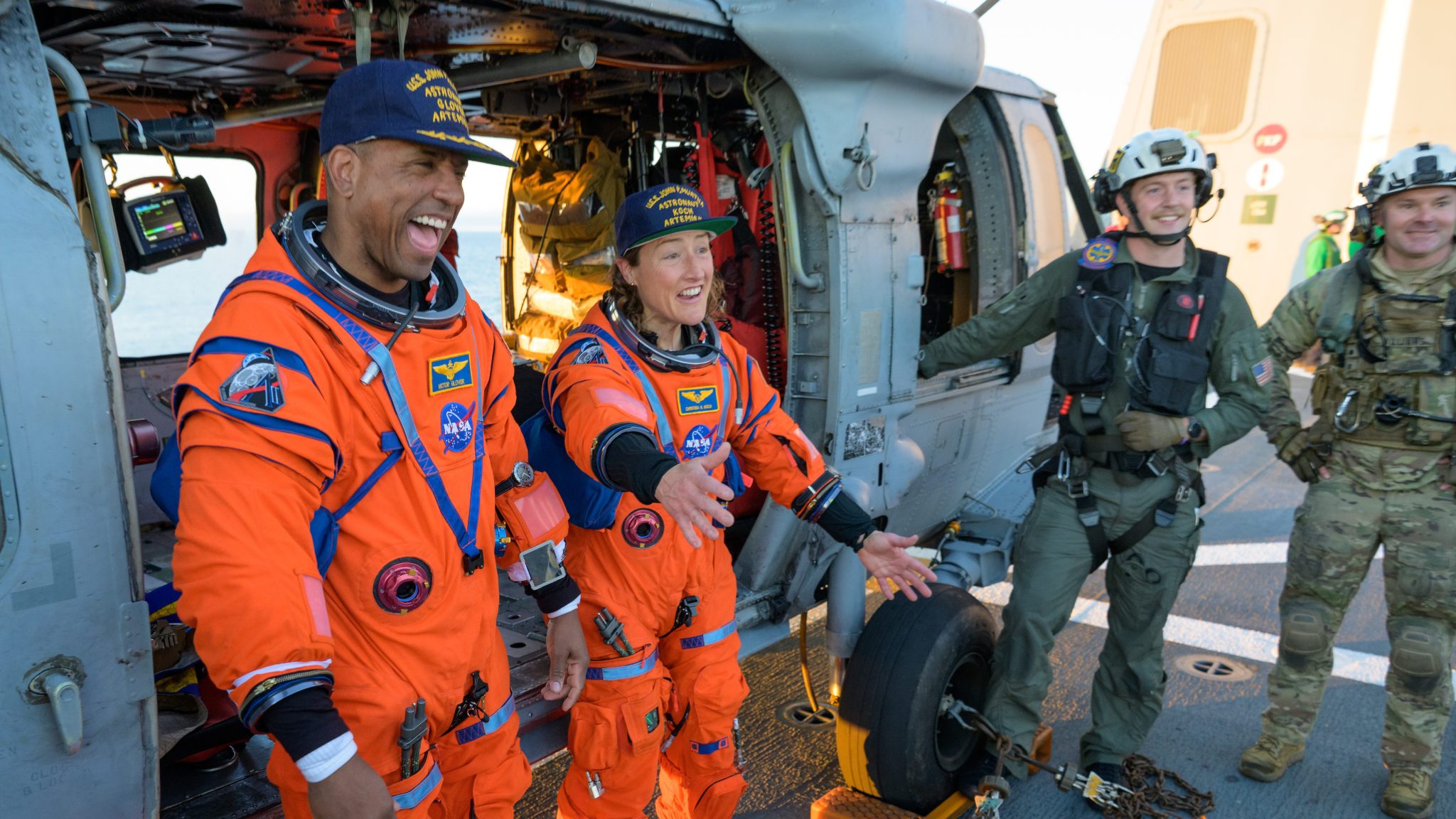 Astronautas da missão Artemis II voltam à Terra após viagem ao redor da Lua