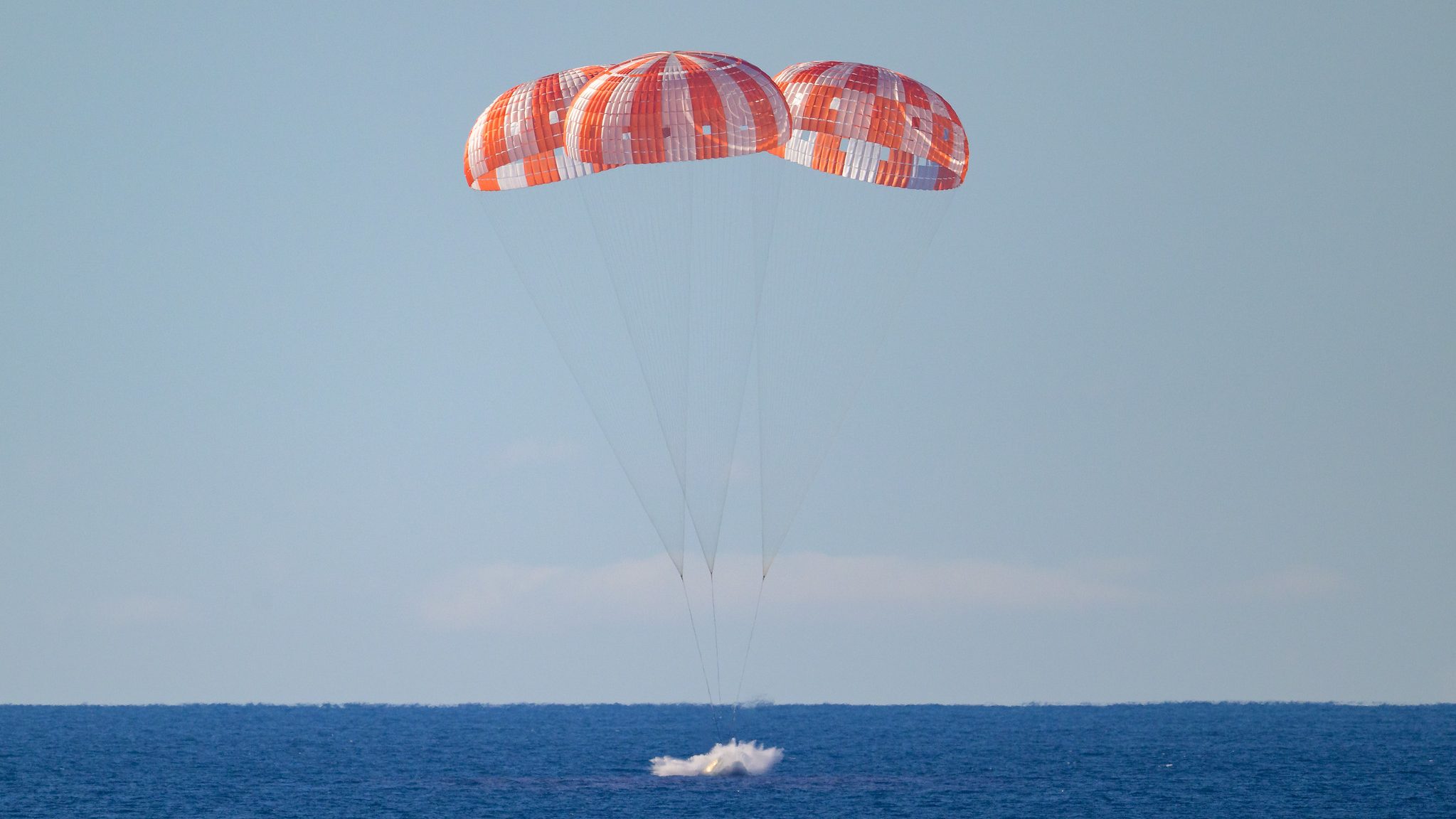 Astronautas da missão Artemis II voltam à Terra após viagem ao redor da Lua