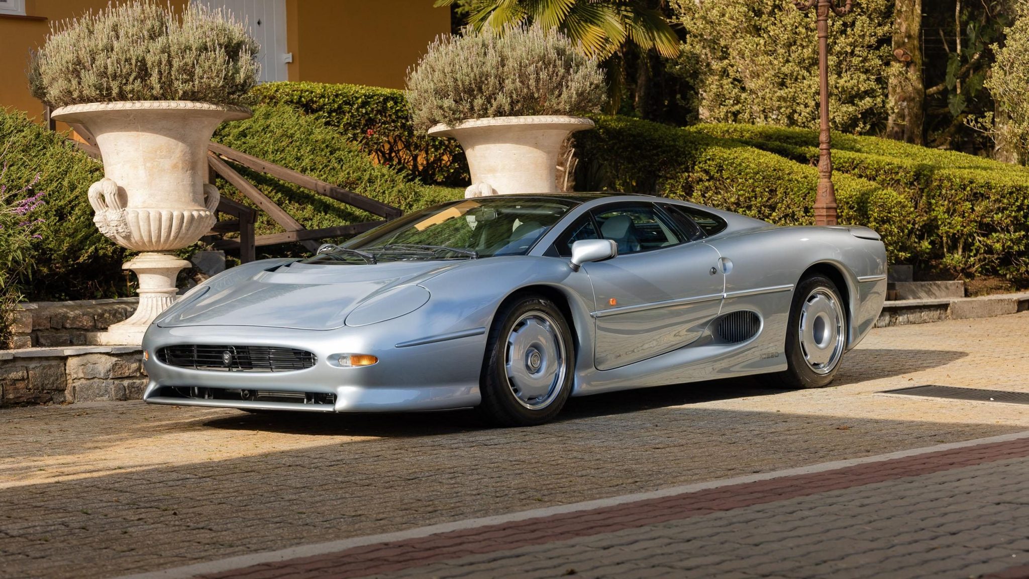 Com Jaguar, Corvette e outros poçantes, CARDE promove leilão de carros raros que chegam a R$ 4 milhões