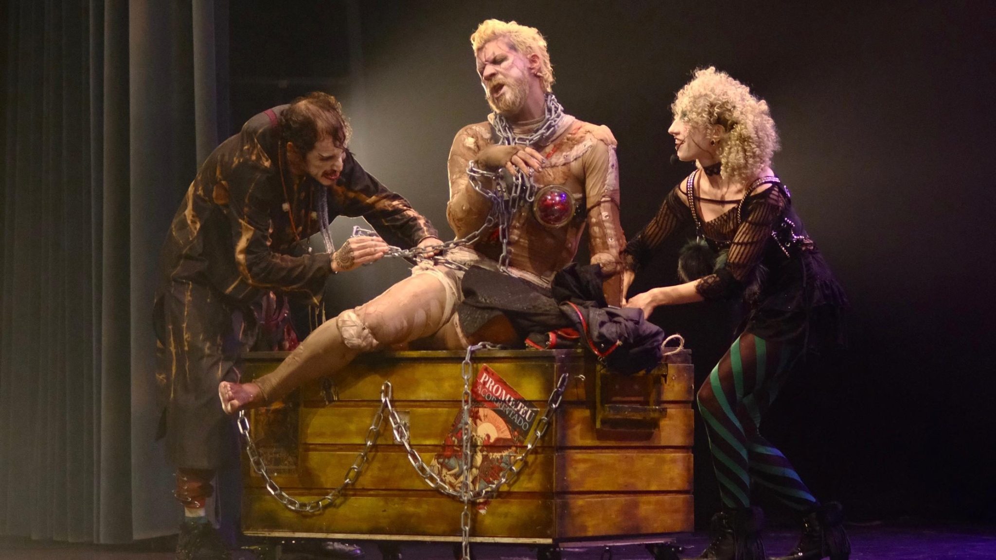 Cia de 2 celebra 20 anos com adaptação gratuita de 'Frankenstein Circo' no Teatro Municipal