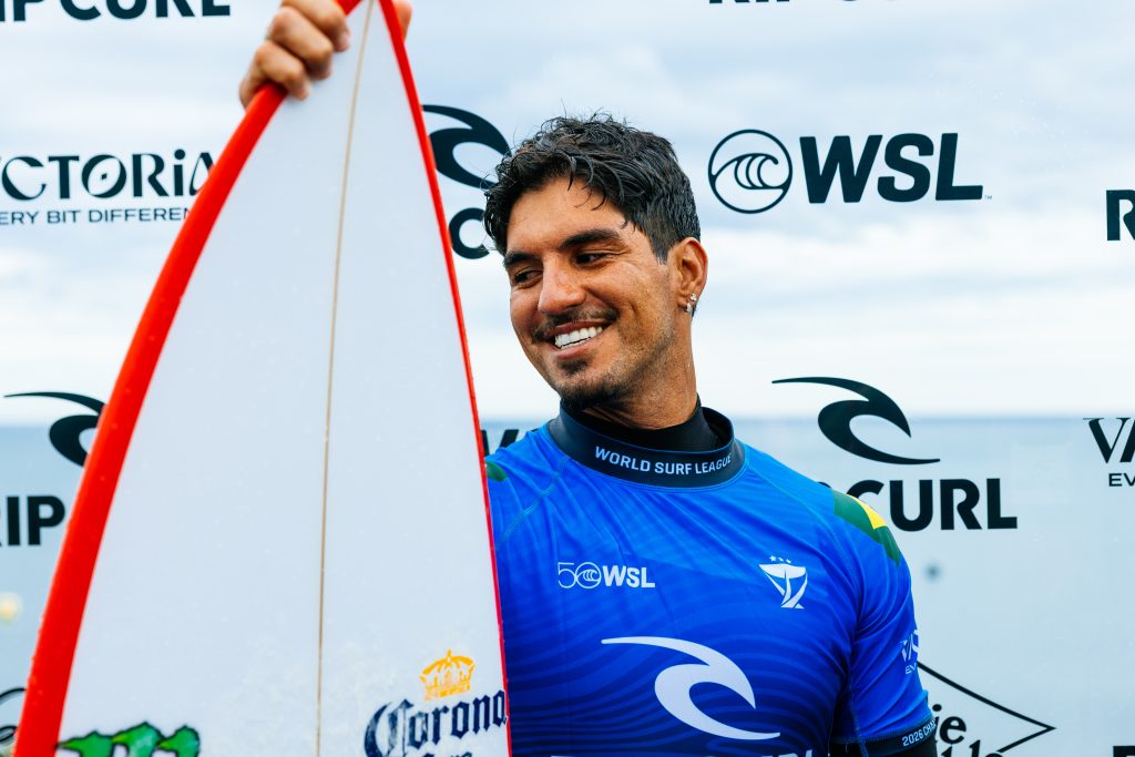 Medina vence bateria da WSL com aéreo e avança às quartas em Bells Beach