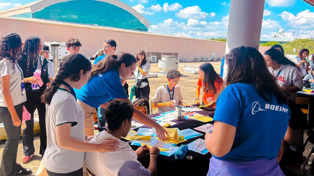 Alunos da rede pública de São José aprendem ciência com engenheiros da Boeing no PIT