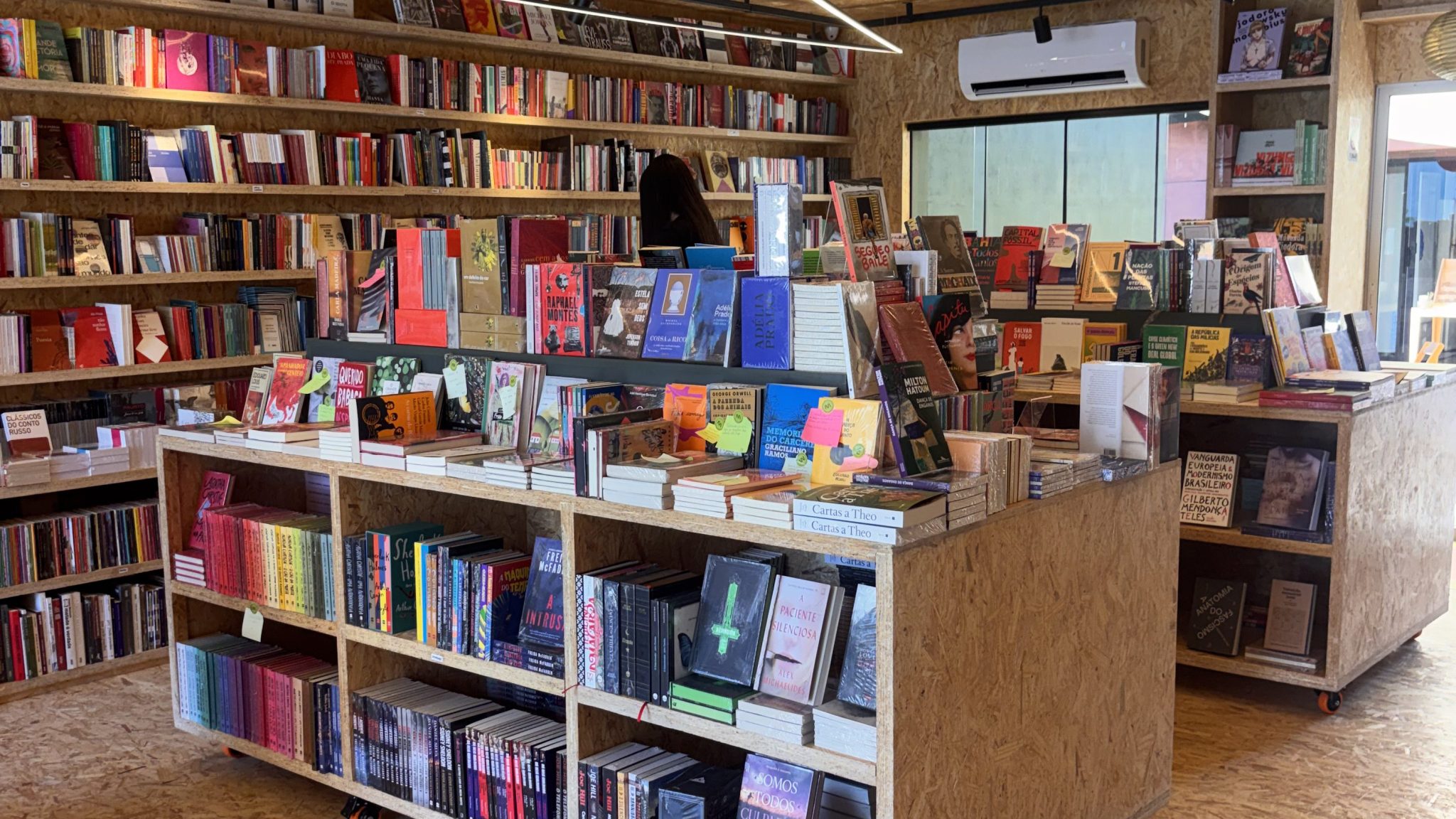 Literatura, vinhos, política e música marcam programação especial do Dia do Livro na Livraria Mantiqueira
