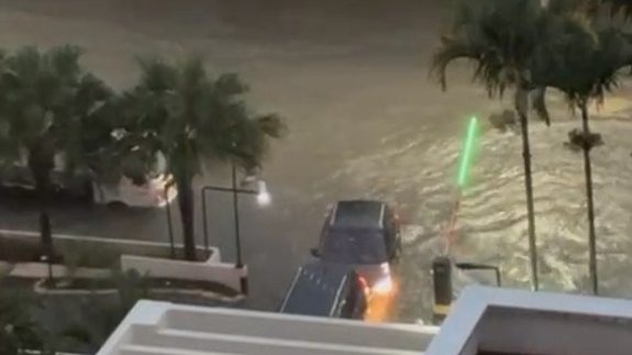 Rua do Jardim Esplanada, em São José, fica completamente alagada pela chuva
