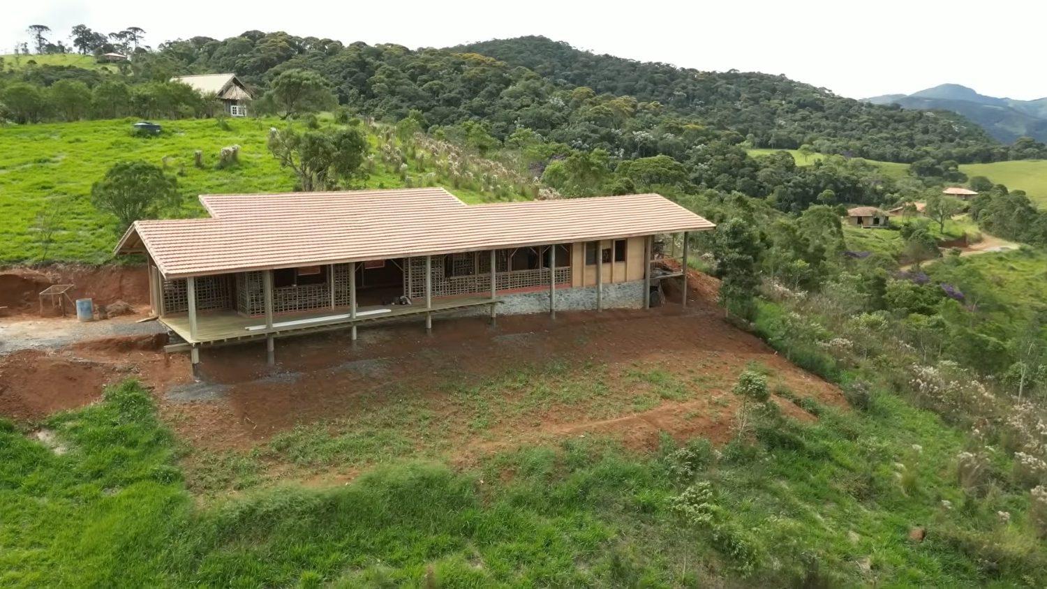 Casal 'foge de SP' e constrói casa sustentável de pau a pique em Monteiro Lobato