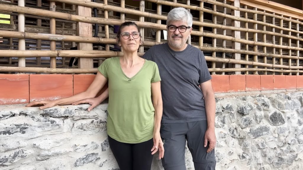 Casal 'foge de SP' e constrói casa sustentável de pau a pique em Monteiro Lobato