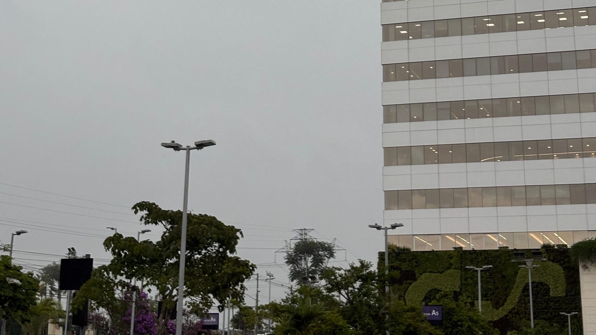 Frente fria traz pancadas de chuva e queda de temperatura ao Vale e Litoral Norte