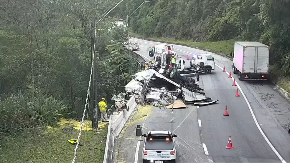 Dois acidentes com caminhões interditam Tamoios no sentido litoral
