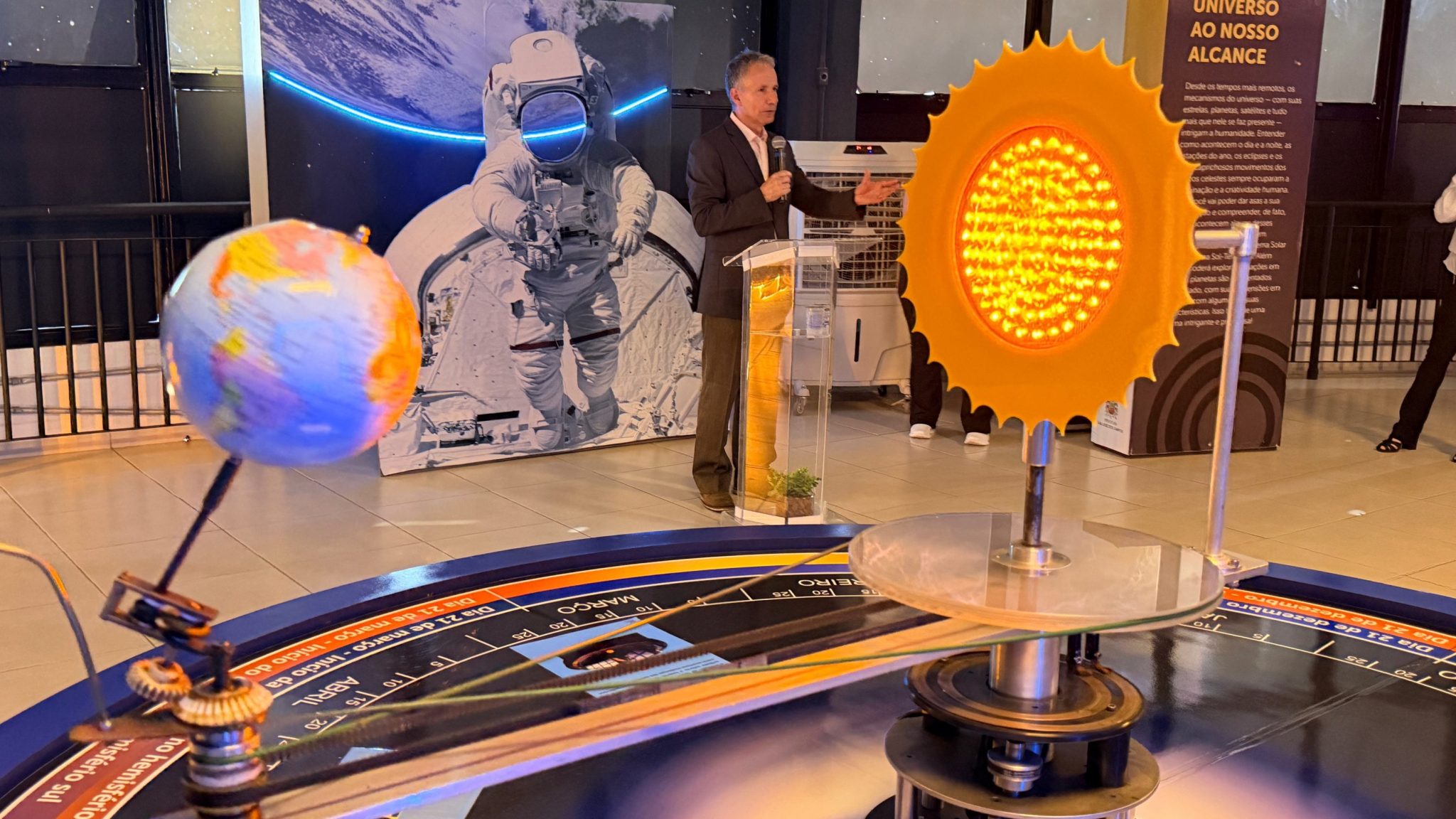 MIC inaugura exposição permanente 'Raios! Mensageiros do Cosmos' sobre partículas cósmicas