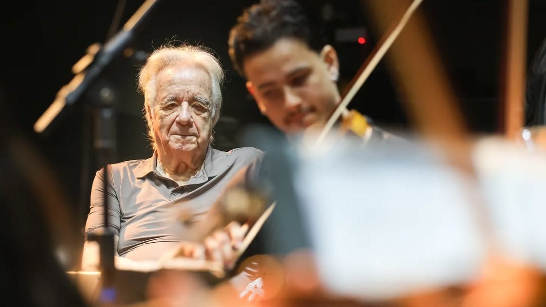 Maestro João Carlos Martins rege ensaio da Orquestra Órion no Cine Santana e arrecada alimentos
