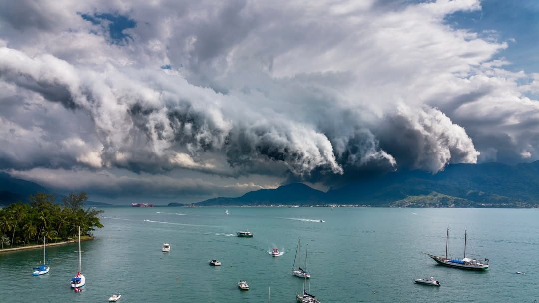 Nuvem prateleira impressiona moradores em Ilhabela e indica chegada de frente fria