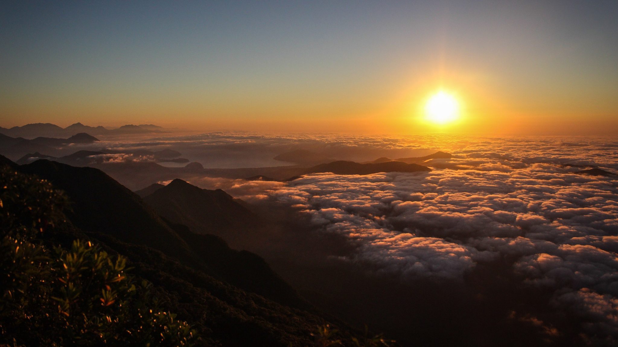 Trilha do Pico do Corcovado em Ubatuba reabre após dois anos com acompanhamento obrigatório de monitores